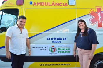 Prefeito Areski Freitas e secretária Geany Vergeth ao lado da nova ambulância