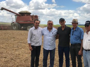 Prefeito Celino Rocha acompanha primeira colheita de sementes realizada pelo Grupo Santana em Anadia