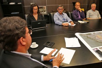 Juiz Carlos Cavalcanti discutiu detalhes do projeto com representantes do município. Foto: Caio Loureiro