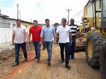 Acompanhados do secretário de Infraestrutura, Ib Brêda, Rui e o vice-prefeito Marcelo Palmeira vistoria obras na parte alta
