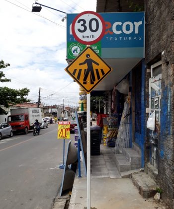 SMTT conclui sinalização vertical na Rua Pastor Eurico Calheiros, no bairro do Jacintinho. Foto: Ascom SMTT