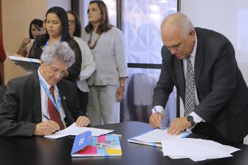 Reitor João Sampaio e presidente Otávio Praxedes assinam termo de cooperação. Foto: Itawi Albuquerque