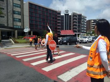 Equipe da educação de trânsito da SMTT orienta pedestres e condutores na orla da Ponta Verde