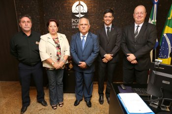 Presidente Otávio Praxedes reunido com representantes da Acrimal, nesta sexta-feira (21). Foto: Caio Loureiro