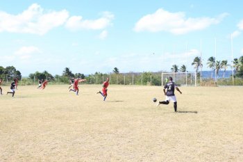 Torneio segue até o mês de janeiro e tem por objetivo promover a prática de esportes e integrar os times de futebol do município