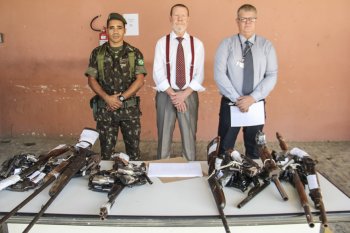 Tenente Contat, Corregedor e coordenador do CCAM participaram da entrega de armas