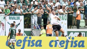 Danilo Avelar comemora gol do Corinthians contra o Palmeiras de Dudu (Foto: Marcos Ribolli)