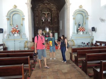 Produtores e a secretária Maria Terezinha visitam a histórica igreja de Porto Calvo