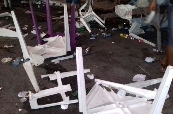 Barracas e mesas ficaram destruídas com a correria (Cortesia)