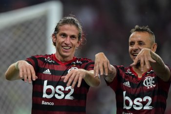 Filipe Luís e Rafinha comemoraram o primeiro gol do lateral-esquerdo pelo Flamengo — Foto: André Durão/GloboEsporte.com
