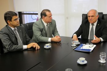 Presidente Otávio Praxedes discutiu o assunto com dirigentes da Almagis, nesta segunda-feira (17)