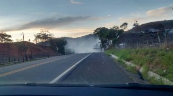 Temperatura causa combustão e lixo queima à margem da rodovia - Helvio Peixoto 