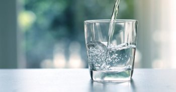 Bella Falconi explica como água alcalina ajuda a prevenir doenças e combater o envelhecimento  