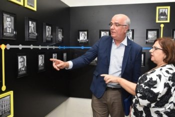 Secretário Fábio Farias e Wilma Nóbrega, em evento recente, observam galeria de ex-governadores à disposição do público no APA