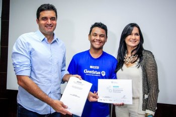Diretora Alessanda Damacena e o aluno Gabriel Gomes receberam prêmio do prefeito Rui Palmeira (Foto: Secom Maceió)