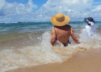 Com o aumento da temperatura durante essa época, é comum as pessoas frequentarem mais as praias e as piscinas; cuidados são necessários - Carla Cleto e Olival Santos