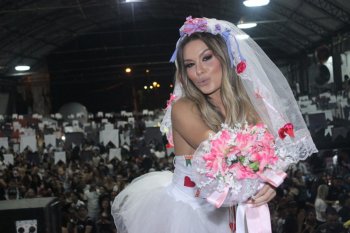 Fernanda Lacerda, a Mendigata, vai vestida de noiva para a festa julina da Gaviões da Fiel, e chama atenção durante a festa, arrasando corações