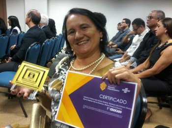 Edinalva Pinheiro representou a Escola Benjamim Felisberto na premiação realizada na capital alagoana
