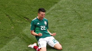 Lozano comemora o gol do México (Foto: REUTERS/Christian Hartmann)