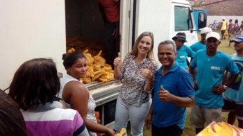 No caminhão prefeita Emanuella Moura entregando os peixes da semana santa
