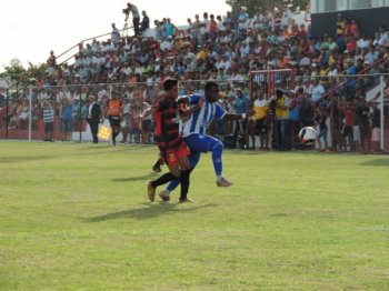 Azulinos sentiram a marcação do Leão da Mata (Foto: Eduardo Vieira - Ascom CSA)