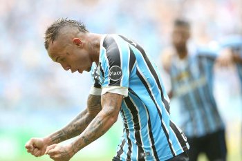 Grêmio não tomou conhecimento do colorado e aplicou três a zero na Arena. (foto: Pedro H. Tesch/Agência Eleven / Gazeta Press)