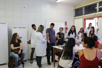 Estudantes e professora da Fanut realizam capacitação para merendeiros que atuam em escolas de Maceió