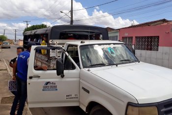 Estudantes de Campo Grande são transportados em veículos do tipo 'pau de arara'