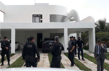 Polícia e Gecoc durante cumprimento de mandado na casa de Jacob Brandão (Crédito: Assessoria MPE)