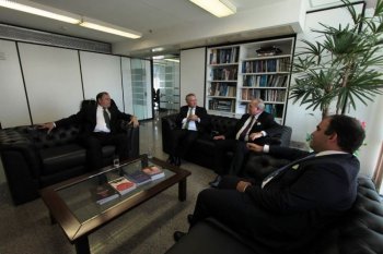 Senador Renan Calheiros recebe prefeitos alagoanos em seu gabinete em Brasília