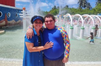 Shirlene e seu filho Davi se divertiram no parque aquátíco. Foto: Ascom Semdes