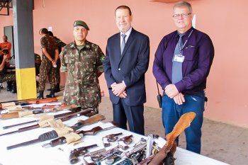 Tenente Nezinho, corregedor e coordenador do CCAM acompanharam a entrega das armas