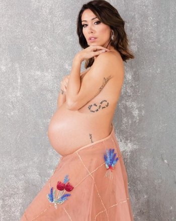 Bella Falconi, que está no sétimo mês de gestação da sua segunda filha, posou para uma linda foto mostrando o barrigão