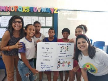 Servidora Julyesse Gonçalves (à direita) realizou atividades com os alunos. Foto: Luzia Rodrigues