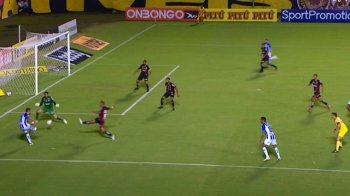 Paulo Sérgio fez o gol da vitória do CSA (Foto: Reprodução Premiere)
