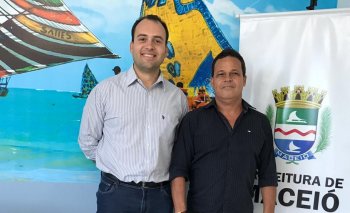 Secretário Jair Galvão garantiu apoio ao presidente do Sindicato de Guias de Turismo de Alagoas, Jailson Cabral, para sediar congresso nacional da categoria (Foto: Ascom Semtel)