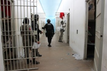 Durante varredura no presídio, agentes penitenciários e policiais retiraram  vários itens ilícitos de circulação - Ascom Seris