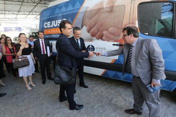 Presidente Tutmés Airan entregou as chaves do veículo ao juiz André Gêda, coordenador da Justiça Itinerante. Foto: Caio Loureiro