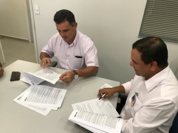 Prefeito Kil Freitas assinou contrato com a Caixa nesta segunda. Dinheiro será utilizado para construção de praça
