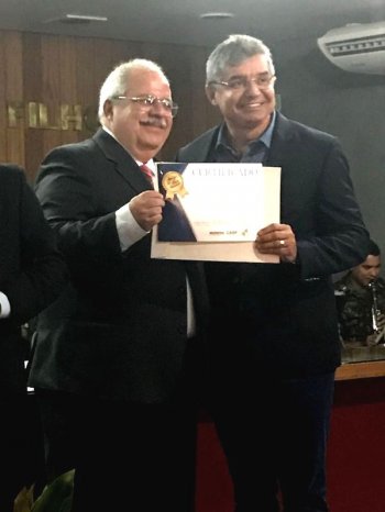 Prefeito Flávio Almeida recebeu certificado pelo encerramento do lixão do município, trabalho feito em abril do ano passado
