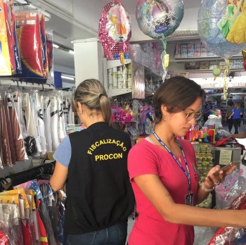 Fiscais do Procon realizam pesquisa de preços de produtos para o carnaval. Foto: Leandro Almeida /Procon Maceió