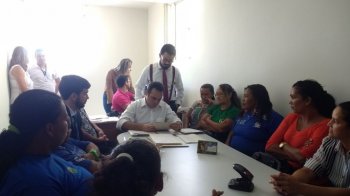 Davi Maia, superintendente da Slum, confere os documentos com representantes das cooperativas de Maceió. Foto: Ascom Slum