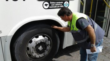 Técnicos da SMTT realizam vistoria em ônibus de Maceió