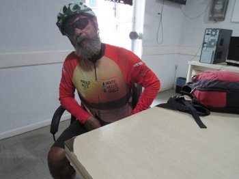 Paulo Pecê viaja em sua bicicleta por cidades banhadas pelo Velho Chico