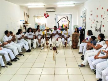 Além da prática, as idosas aprendem sobre a história da Capoeira e sobre os instrumentais musicais. Foto: Ascom Semas