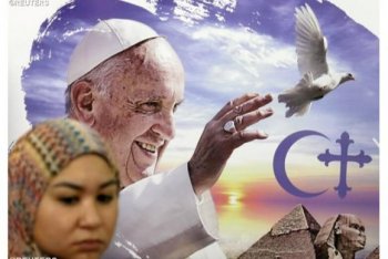 O logotipo oficial da viagem de Francisco ao Egito retrata o papa, uma pomba branca que simboliza a paz, as pirâmides e o delta do Rio Nilo
