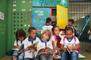 Projeto de leitura Geladeira Literária, na Escola Maria Rita Lyra, localizada no Trapiche