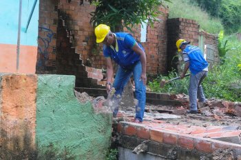 Demolição de casas desocupadas na Grota Santo Amaro. Foto:Marco Antônio/Secom Maceió