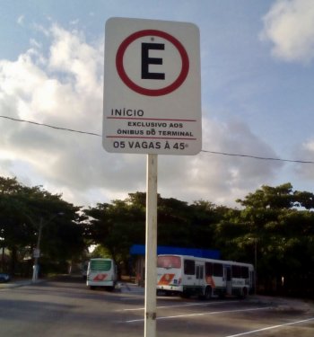 Nova sinalização instalada no Terminal do Pontal da Barra delimita espaço exclusivo para os coletivos e ajuda no fluxo do trânsito da região