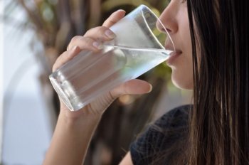Dermatologista afirma que se deve consumir bastante água nesta época de carnaval, porque as bebidas alcoólicas passam uma falsa sensação de hidratação - Carla Cleto